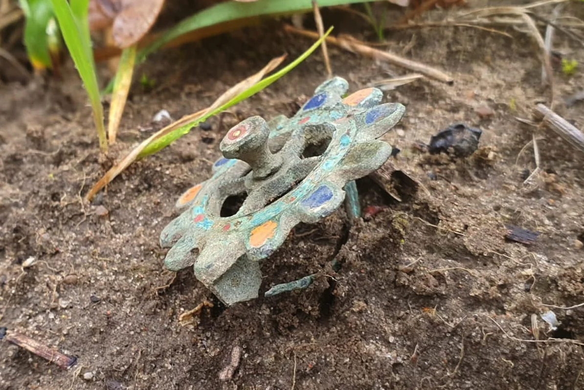 کشف سنجاق سینه میناکاری‌ شده نادر از عصر روم در لهستان