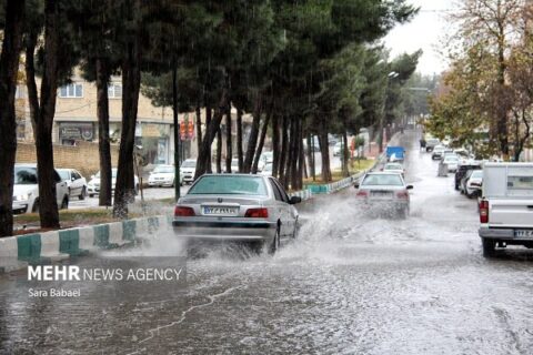 اکثر معابر تهران به دلیل بارش باران لغزنده است