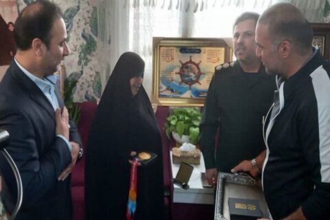 حسین فرزانه طلای آسیایی خود را به مادر شهیدان رستمی و کیالها اهدا کرد