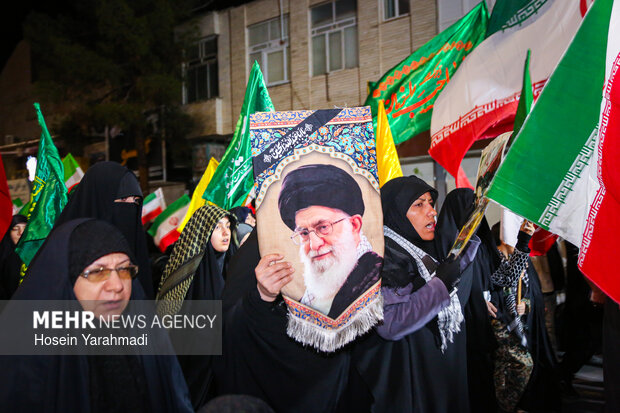 حضور مردم قم زیر باران در خیابان ها