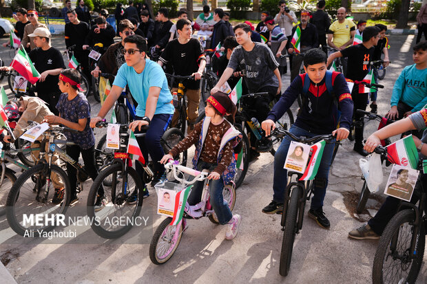 رژه کودکان دوچرخه‌سوار لارستانی