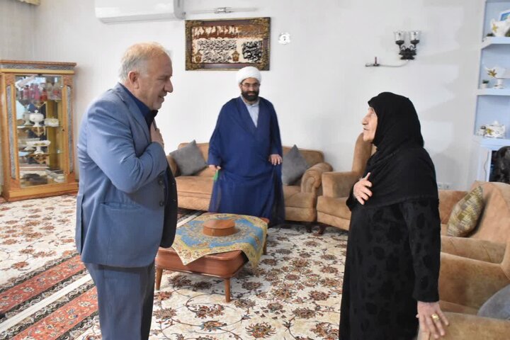 مدیرکل بنیاد شهید لرستان با خانواده شهدای رومشکان دیدار کرد