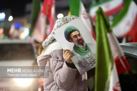 پرچم داری دختر بچه کرمانی در کف میدان آزادی کرمان