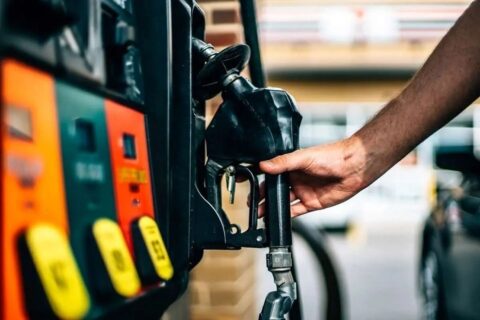 بلومبرگ: قیمت بنزین در کالیفرنیا از ۶ دلار در هر گالن عبور کرده