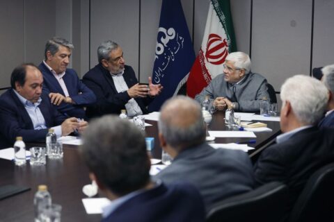 درخشش صنعت نفت در دوران جنگ؛ سخنان مهم عارف درباره ستون اقتصاد درخشش صنعت نفت در دوران جنگ؛ سخنان مهم عارف درباره ستون اقتصاد