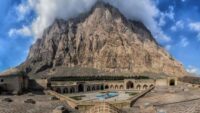 کاروانسرایی جهانی ایستاده به تماشای شکوه بیستون