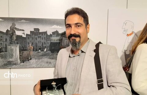 جایزه دنیزلی در دست‌های هنرمند خوزستانی