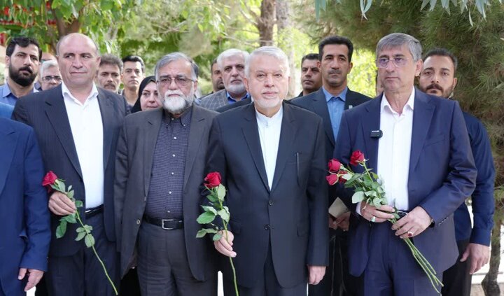 ادای احترام وزیر میراثفرهنگی به مقام شامخ شهدای خرمآباد ادای احترام وزیر میراثفرهنگی به مقام شامخ شهدای خرمآباد
