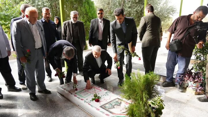 ادای احترام وزیر میراثفرهنگی به مقام شامخ شهدای خرمآباد ادای احترام وزیر میراثفرهنگی به مقام شامخ شهدای خرمآباد