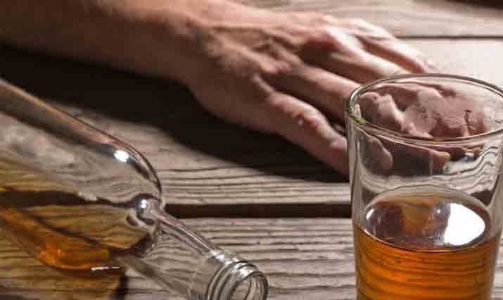 عوارض مصرف الکل را جدی بگیرید؛ از التهاب معده تا هپاتیت الکلی