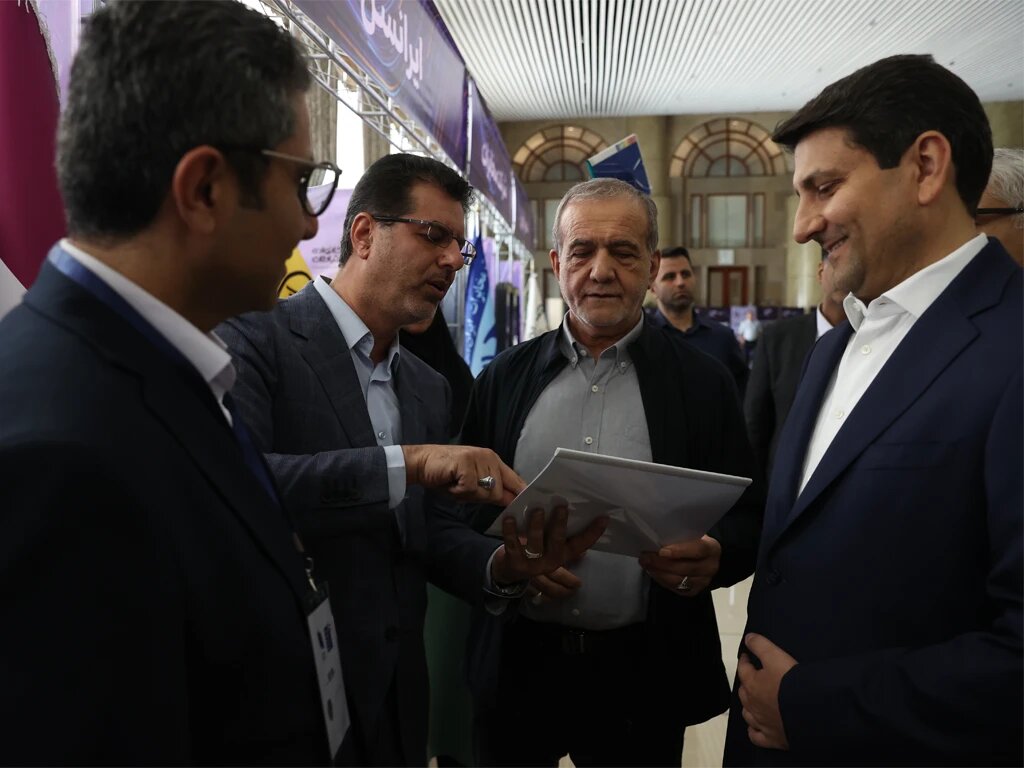 بازدید رئیسجمهوری از جدیدترین دستاوردها و راهکارهای ارتباطی ایرانسل بازدید رئیسجمهوری از جدیدترین دستاوردها و راهکارهای ارتباطی ایرانسل
