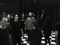 سوران احمدی با نمایش «بی/نا بینا» در عمارت هما روی صحنه می‌رود