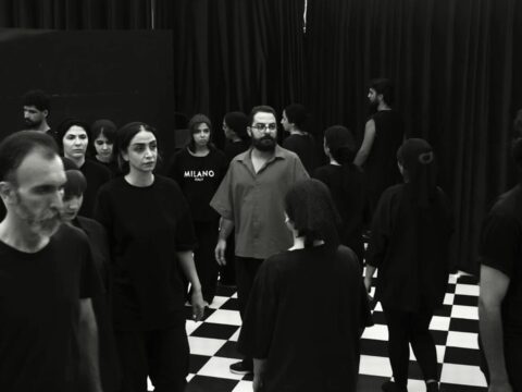 سوران احمدی با نمایش «بی/نا بینا» در عمارت هما روی صحنه می‌رود