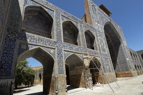 کاشیهای مسجد جامع عباسی چرا پایین میآیند؛ روایتی از یک آسیب چندلایه کاشیهای مسجد جامع عباسی چرا پایین میآیند؛ روایتی از یک آسیب چندلایه