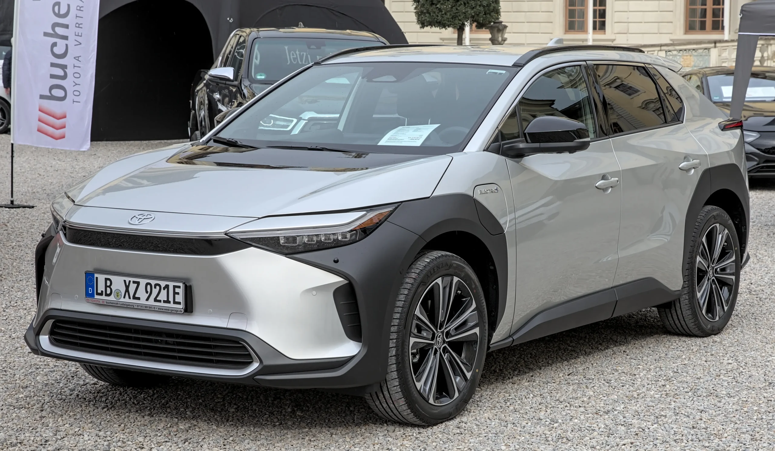 نگران شارژ این 10 خودرو برقی نباشید Toyota_bZ4X_Automesse_Ludwigsburg_2022_1X7A5895