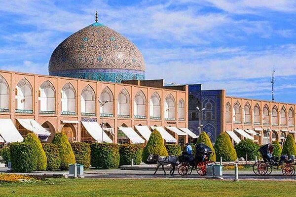 گنبد شیخ لطفالله پیش از بارشها به مرحله نصب کاشی رسید گنبد شیخ لطفالله پیش از بارشها به مرحله نصب کاشی رسید